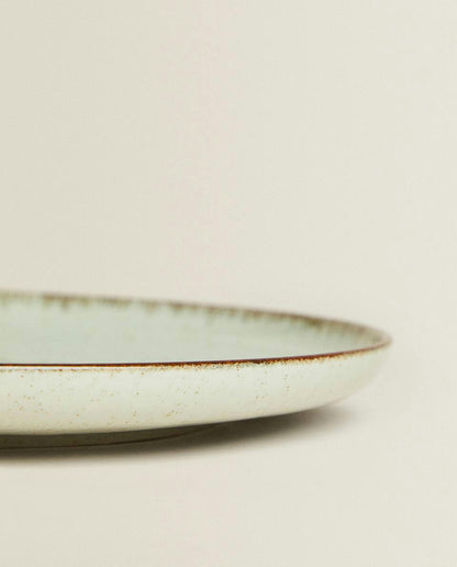 PORCELAIN TABLEWARE WITH ANTIQUE FINISH RIM