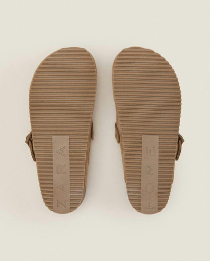 LEATHER CLOGS WITH BUCKLE