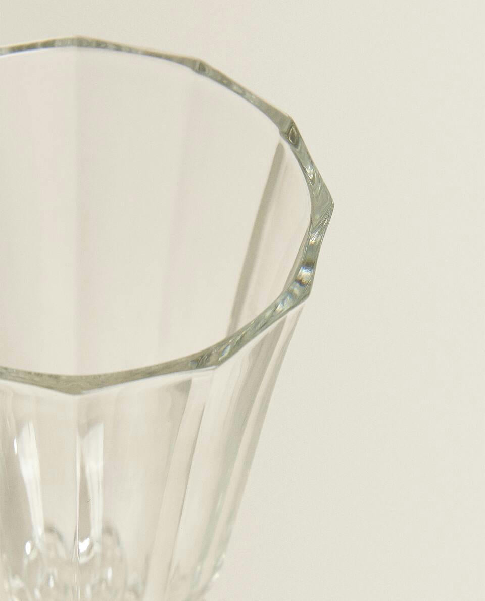 RAISED FACETED WINE GLASS